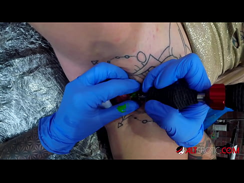 ❤️ Uiters getatoeëerde hottie Sully Savage het 'n tatoeëermerk op haar klitoris gekry Porno op af.porno24-7.ru ❌️