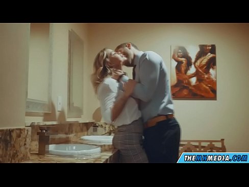 ❤️ Wanneer 'n rondborstige blondine jou in 'n openbare toilet verlei Porno op af.porno24-7.ru ❌️